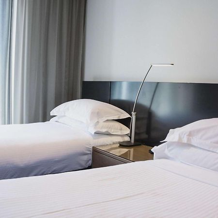 The Como Melbourne Buitenkant foto A lamp on a bedside table