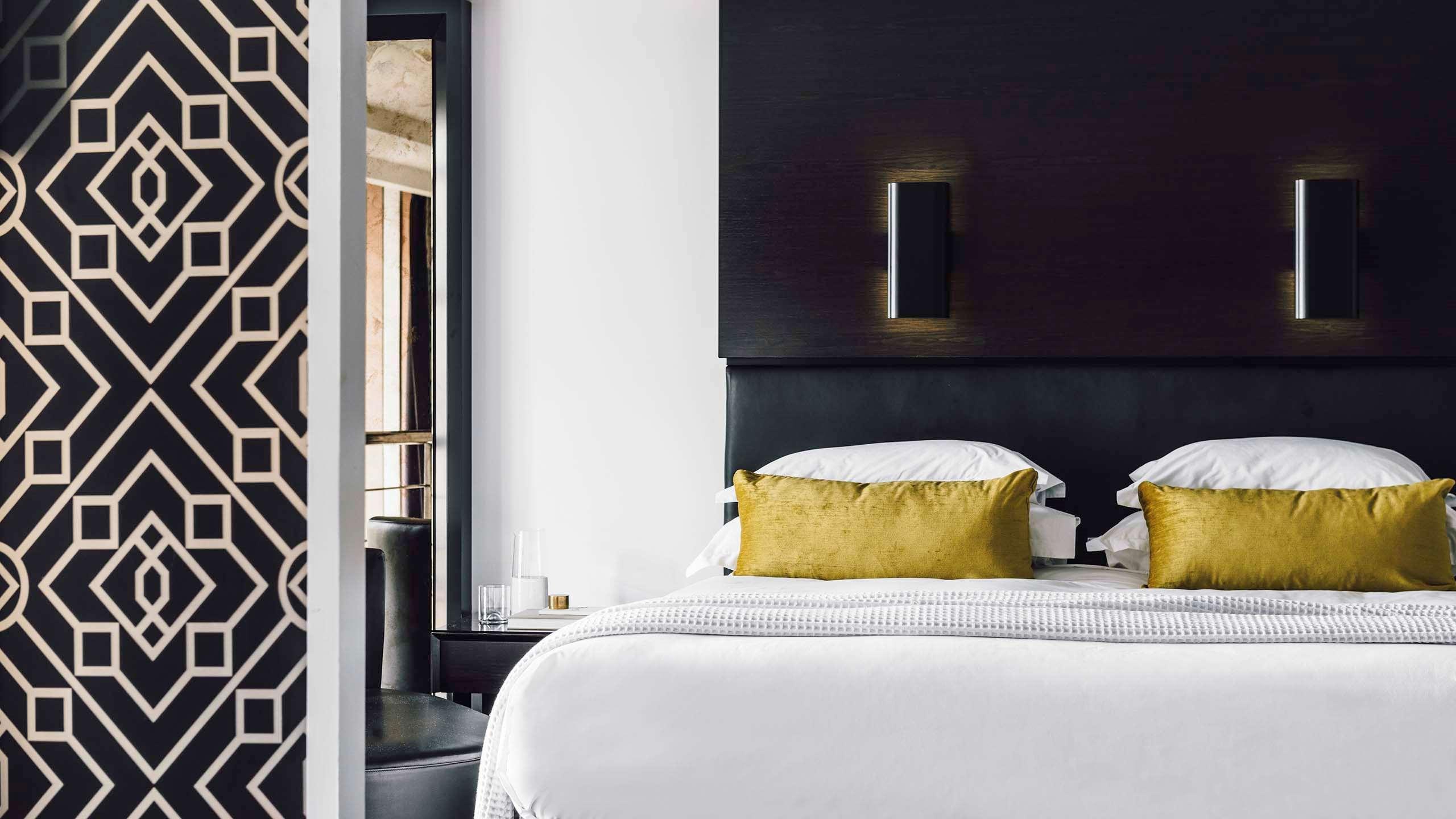 The Como Melbourne Buitenkant foto A bedroom at the hotel