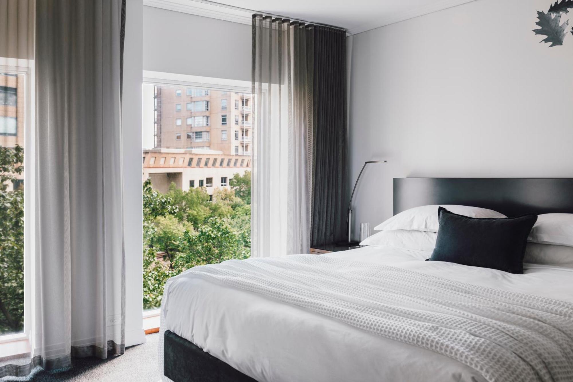 The Como Melbourne Buitenkant foto A bedroom