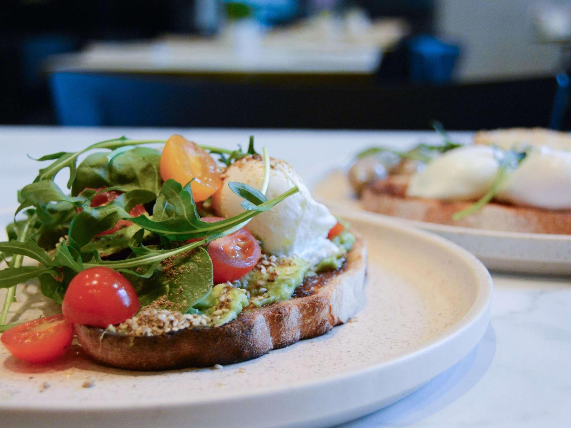 The Como Melbourne Buitenkant foto Avocado on toast with rocket, cherry tomatoes and goat's cheese